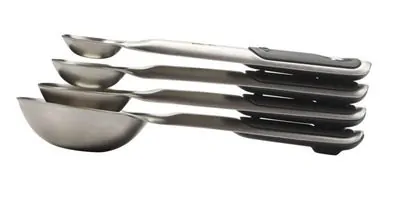 imagem de um conjunto com 4 colheres medidoras da OXO aço inoxidável