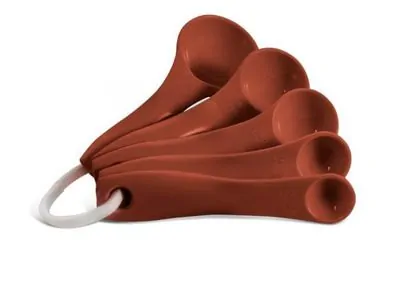 imagem de um conjunto com 5 colheres medidoras da Brinox em plástico ABS na cor chocolate