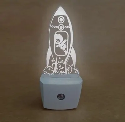 imagem de uma luz noturna infantil de tomada acesa Key West em formato de Foguete