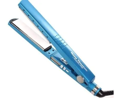 imagem de uma chapinha Nano Titanium da Babyliss Pro na cor azul