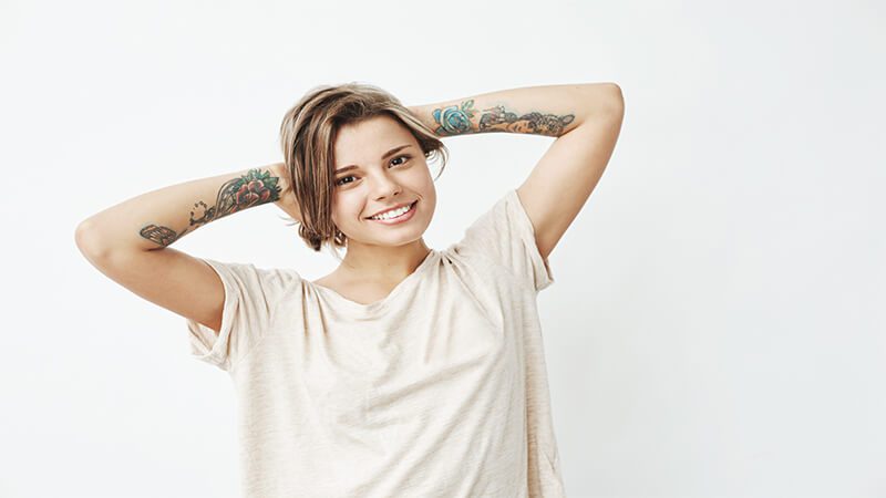 imagem de uma mulher com dúvidas se pode comer ovo depois de fazer tatuagem