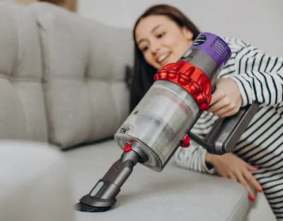 Mulher passando aspirador de pó