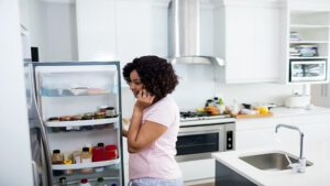 imagem de uma mulher olhando a geladeira