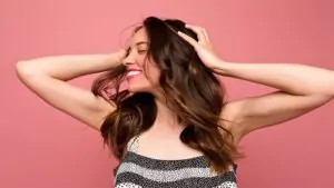 imagem de uma mulher com a mão no cabelo