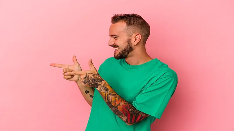 imagem de um homem com tatuagens nos braços