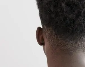 homem mostrando atrás da orelha