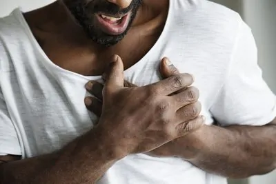 Homem com dor no peito sem saber o que pode ser