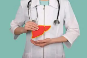 Médica mostrando o fígado