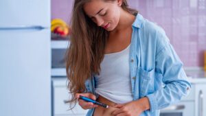 imagem de uma mulher aplicando ozempic na barriga