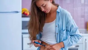 imagem de uma mulher aplicando ozempic na barriga