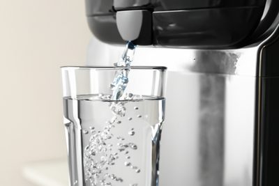 água sendo filtrada em um purificador.