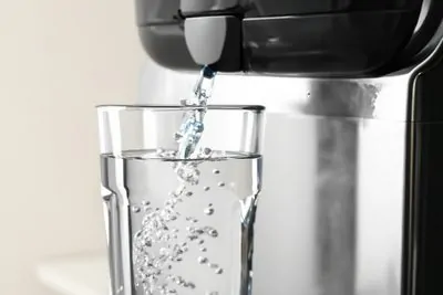água sendo filtrada em um purificador.