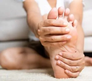 mulher com formigamento nos pés