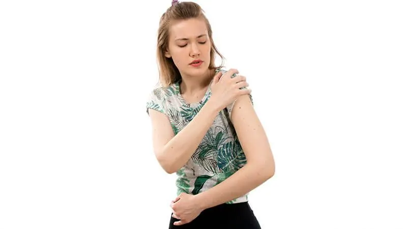 imagem de uma mulher com formigamento no corpo todo