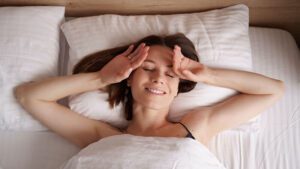 imagem de uma mulher deitada após entender como relaxar para dormir