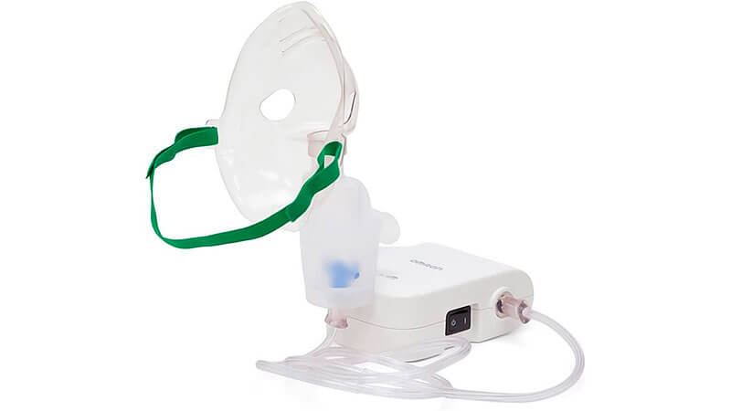 imagem de um nebulizador portátil da OMRON na cor branca com uma máscara de inalação acoplada ao lado de uma bomba pneumática