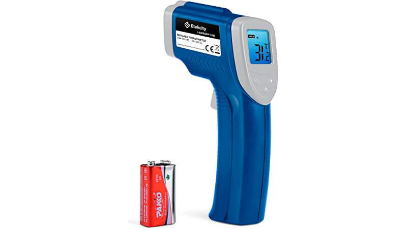 imagem de um termômetro culinário infravermelho Etekcity com display digital ao lado de uma bateria de 9V