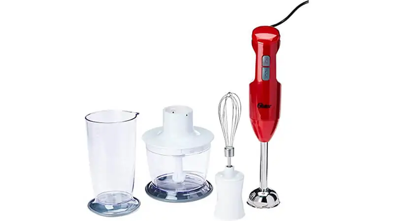 Mixer Oster imagem que mostra um mixer da Oster ao lado de uma ponta para bater bolos, um copo medidor e uma base processadora