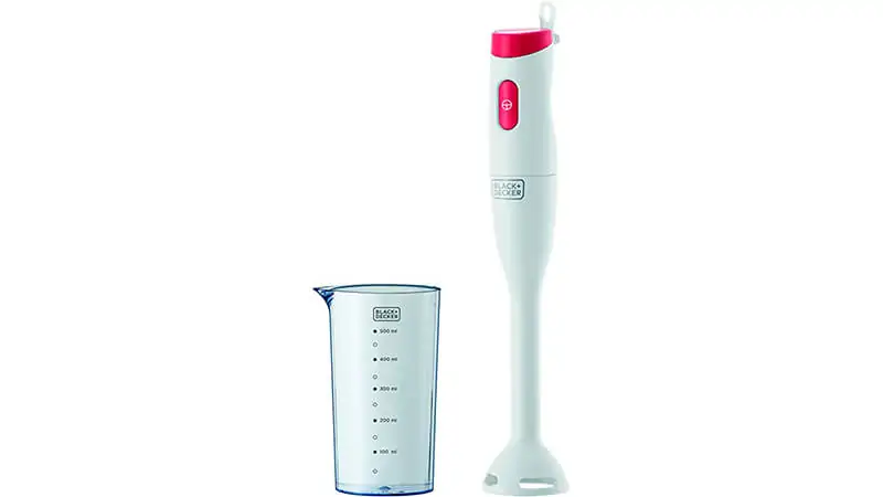 Mixer BLACK+DECKER imagem de um mixer BLACK+DECKER com acabamento em plástico ao lado de um copo de medidas