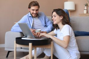 Casal procurando um terapeuta