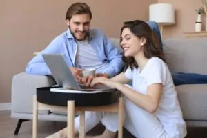 Casal procurando um terapeuta