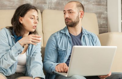 Casal fazendo terapia de casal online