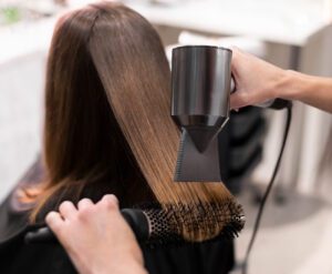 Pessoa usando um secador de cabelo