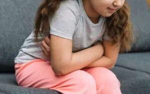 Criança precisando de remédio caseiro para vômito infantil