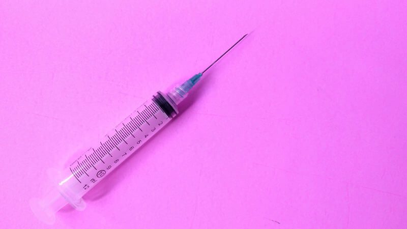 imagem de uma seringa com injeção anticoncepcional