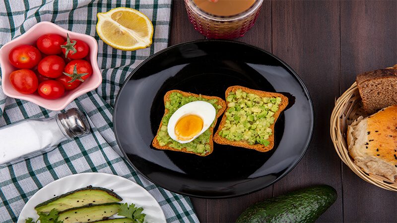 imagem de um prato com avocado toast com ovo cozido