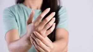 imagem de uma mulher com formigamento nas mãos