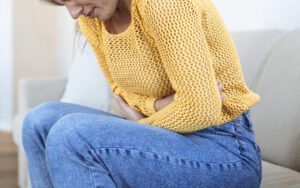 Mulher com dor do lado direito da barriga