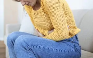 Mulher com dor do lado direito da barriga