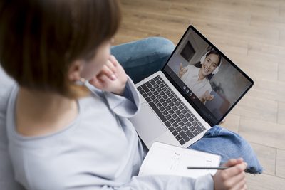 Uma mulher fazendo terapia online grátis por notebook