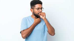 imagem de um homem tossindo