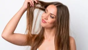 imagem de uma mulher segurando o cabelo
