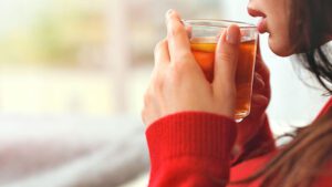 imagem de uma mulher tomando chá