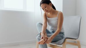 imagem de uma mulher com dor na sola do pé