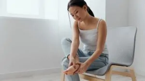 imagem de uma mulher com dor na sola do pé