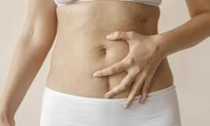 Pessoa com umbigo fedido