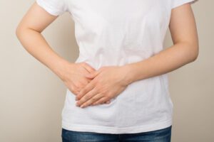 Mulher com dor no apêndice