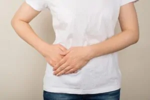 Mulher com dor no apêndice
