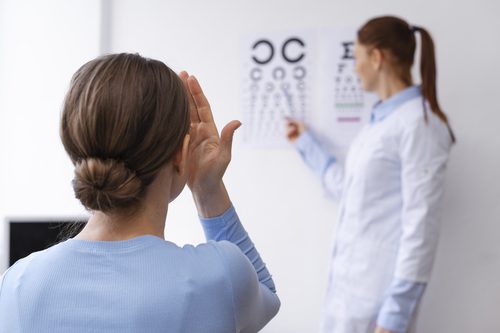 Mulher consultando para saber astigmatismo o que é
