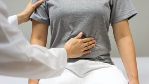 imagem de uma mulher fazendo exame de câncer de cólon