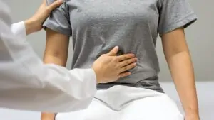 imagem de uma mulher fazendo exame de câncer de cólon