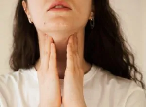 Mulher com hipertireoidismo sintomas