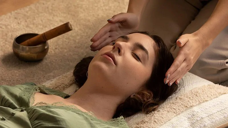 imagem de uma mulher fazendo reiki