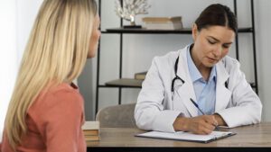 imagem de uma médica diagnosticando uma paciente com câncer