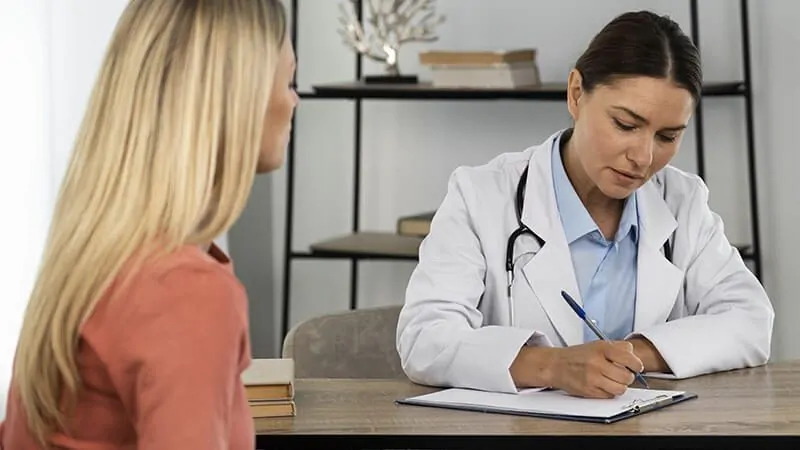 imagem de uma médica diagnosticando uma paciente com câncer