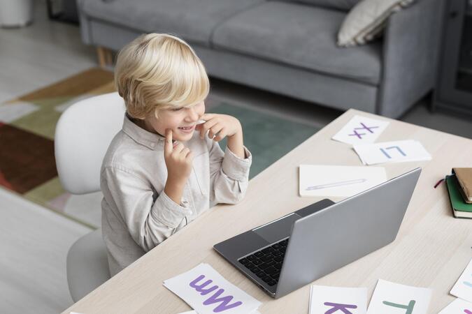 Menino fazendo uma sessão com fonoaudiólogo online